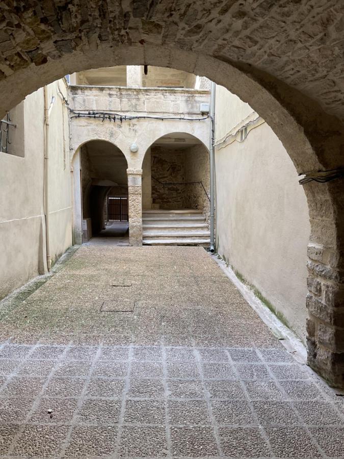 Place Aux Herbes Nîmes Exterior foto